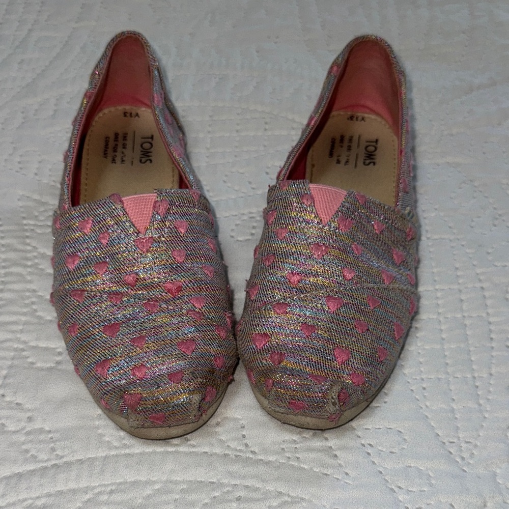 TOMS Women's Pink and Gray Heart Pattern Loafers